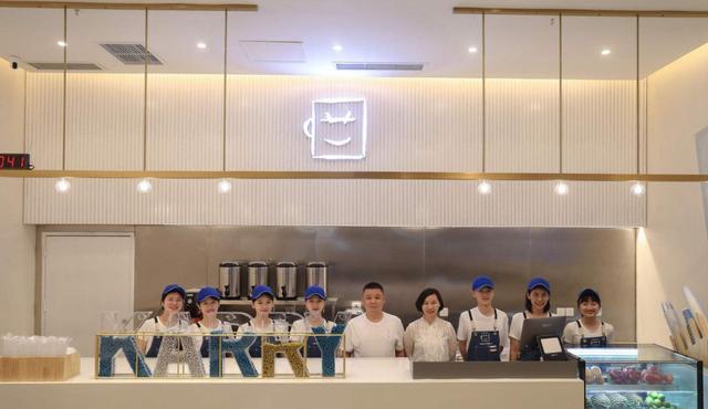 同时明星店铺，看看王俊凯爸妈的奶茶店，网友：这就是差距
