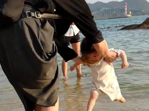 “小马达宝宝”第一次看海，自带特效的小肉腿根本停不下来