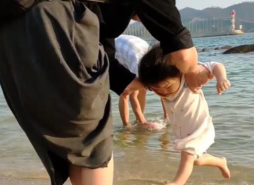 “小马达宝宝”第一次看海，自带特效的小肉腿根本停不下来
