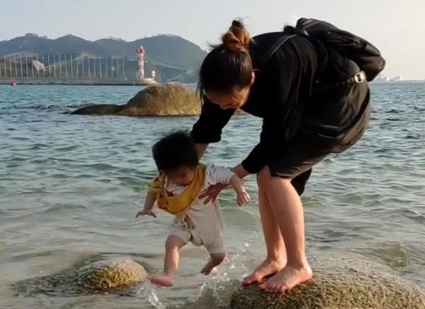 “小马达宝宝”第一次看海，自带特效的小肉腿根本停不下来