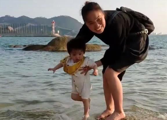 “小马达宝宝”第一次看海，自带特效的小肉腿根本停不下来