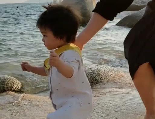 “小马达宝宝”第一次看海，自带特效的小肉腿根本停不下来