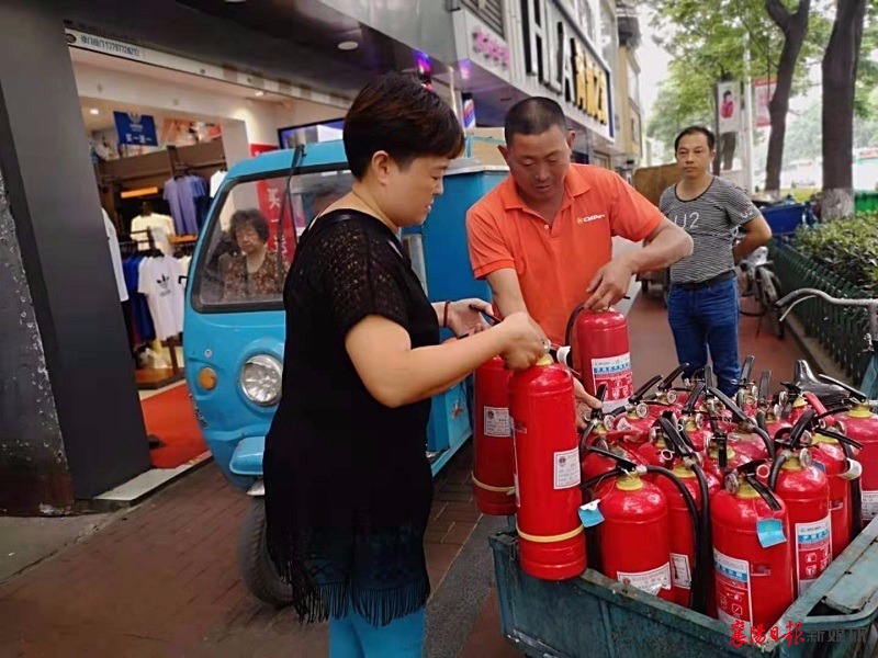 更换消防器材   筑牢社区“防火墙”