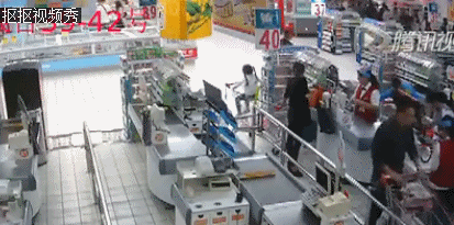 警惕!有人瞄牢小孩身上的金首饰,夏季高发