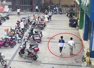 警惕!有人瞄牢小孩身上的金首饰,夏季高发