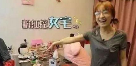 吴昕晒出自己住的房子，装修充满少女心，连家具都是粉红色的