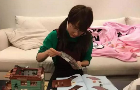 吴昕晒出自己住的房子，装修充满少女心，连家具都是粉红色的