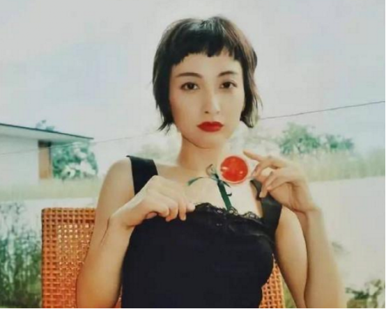 吴昕晒出自己住的房子，装修充满少女心，连家具都是粉红色的