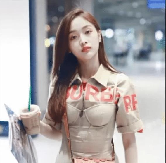 吴宣仪“内衣外穿”美成全场焦点，却引来网友质疑：丑到爆