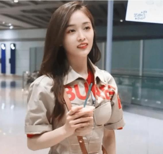 吴宣仪“内衣外穿”美成全场焦点，却引来网友质疑：丑到爆