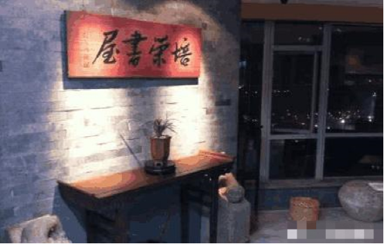 带你看看汪涵住的豪宅，家里装修很复古，进门感觉走进古屋