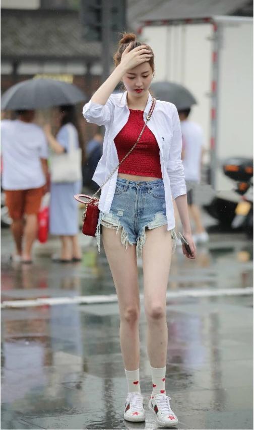 穿小白鞋还在配船袜？太俗气！现在都流行穿“甘蔗袜”，超显腿细