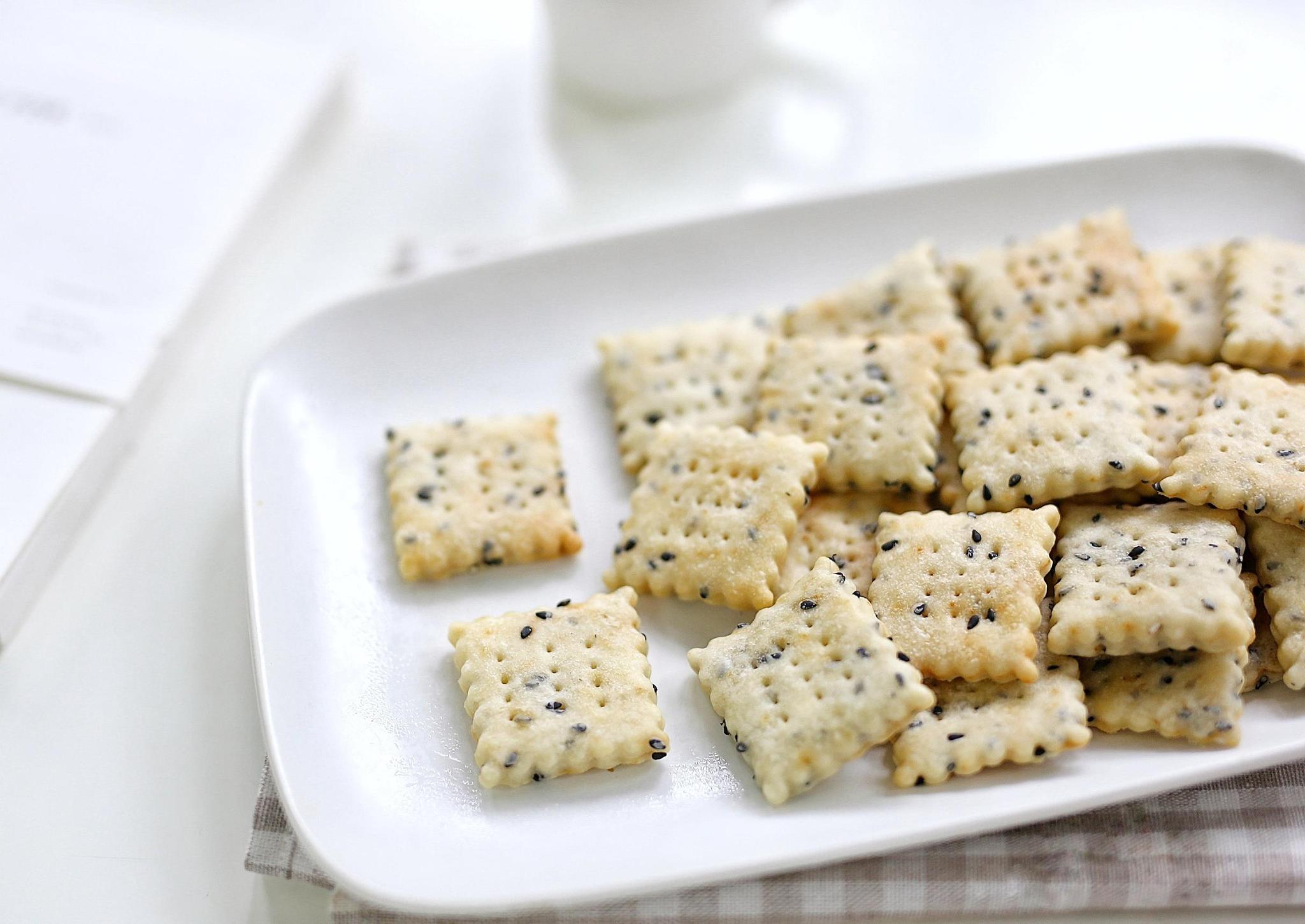 在家就能做的苏打饼干,咸香酥脆,越嚼越有滋味,大人孩子都喜欢