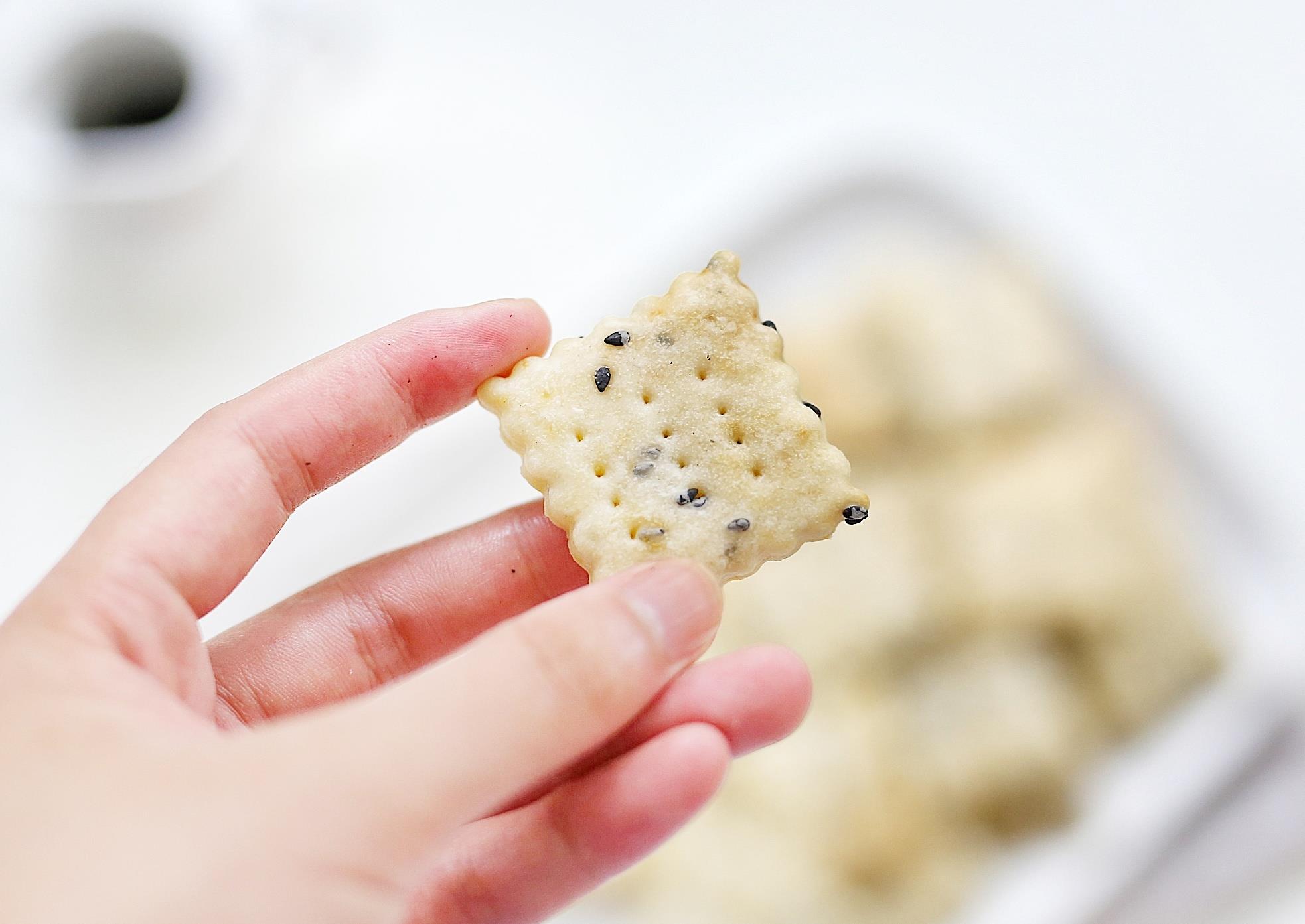 在家就能做的苏打饼干,咸香酥脆,越嚼越有滋味,大人孩子都喜欢