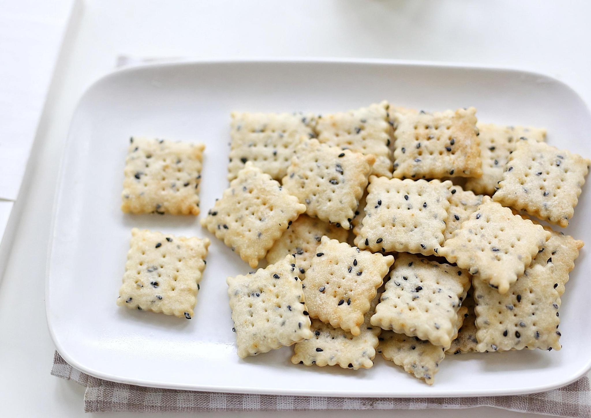 在家就能做的苏打饼干,咸香酥脆,越嚼越有滋味,大人孩子都喜欢