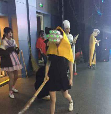 搞笑GIF：买个别墅、游艇啥的，不用跟谁借