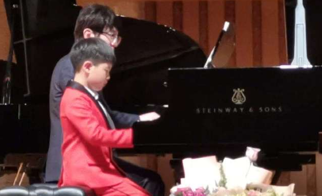 明星孩子压力大，沙溢给安吉报十几门兴趣课，钢琴是标配