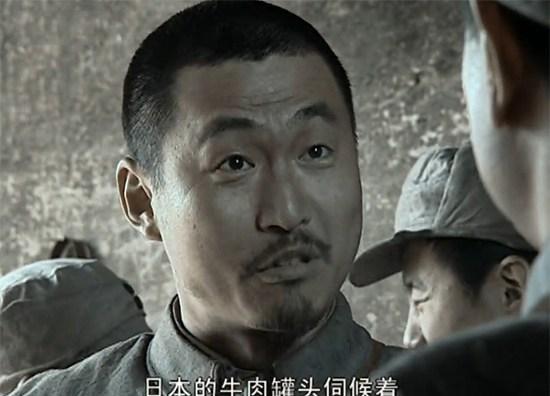《亮剑》为何团长李云龙吃贴饼，而张大彪一个营长却吃牛肉罐头？