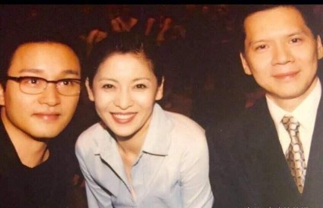 《最美时光》众人吃烧烤,向太动作夺人眼球:不愧为香港贵妇!