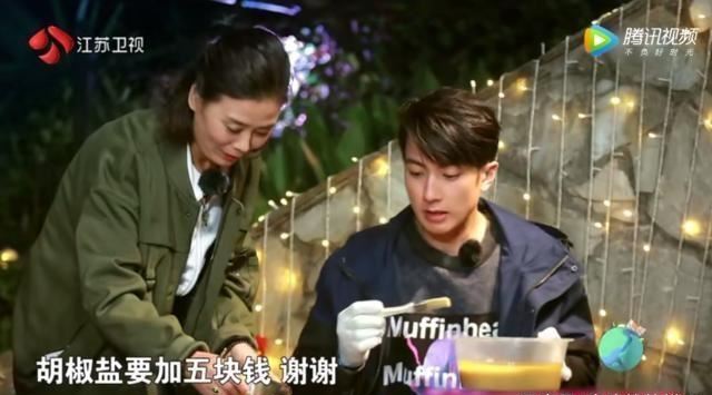 《最美时光》众人吃烧烤,向太动作夺人眼球:不愧为香港贵妇!
