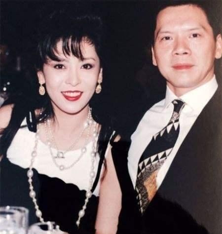 《最美时光》众人吃烧烤,向太动作夺人眼球:不愧为香港贵妇!