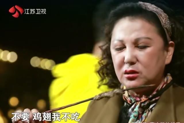 《最美时光》众人吃烧烤,向太动作夺人眼球:不愧为香港贵妇!