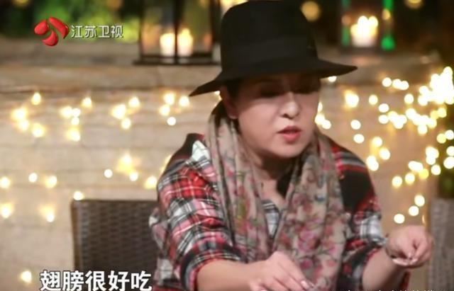《最美时光》众人吃烧烤,向太动作夺人眼球:不愧为香港贵妇!