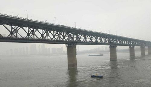 万里长江第一桥：使用2.4万吨钢材和最先进技术