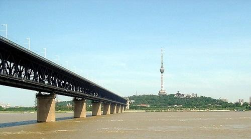 万里长江第一桥：使用2.4万吨钢材和最先进技术