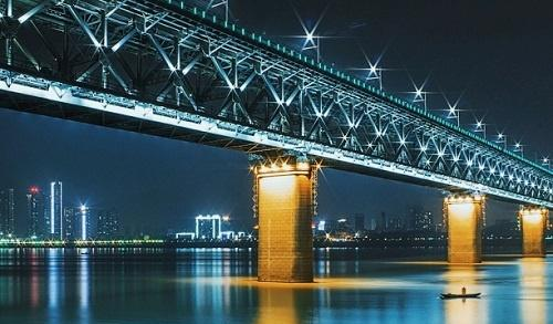 万里长江第一桥：使用2.4万吨钢材和最先进技术