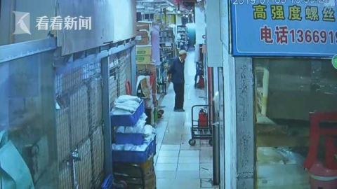 监控器材店里来了大胆蟊贼 8个探头下“伸黑手”