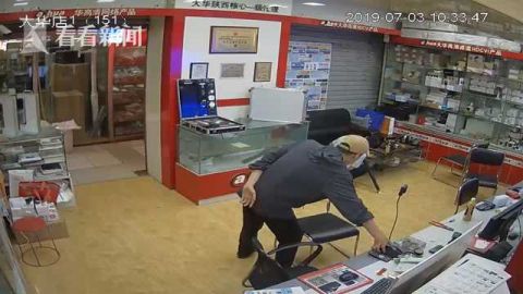 监控器材店里来了大胆蟊贼 8个探头下“伸黑手”