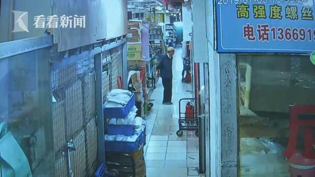 胆大！蟊贼监控器材店里偷手机 8个探头下他照样“伸黑手”