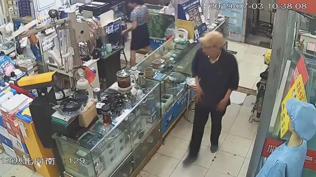 胆大！蟊贼监控器材店里偷手机 8个探头下他照样“伸黑手”