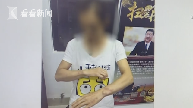 为了一套新内衣男子疯狂殴打妻子 女儿报警民警劝架也被打