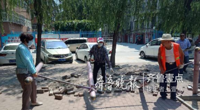 拆除体育器材，上高街道利民社区齐心协力战酷暑