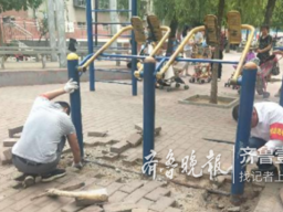 拆除体育器材，上高街道利民社区齐心协力战酷暑