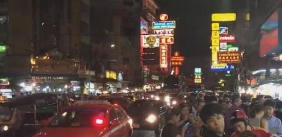 泰国开了一家哈士奇咖啡店，客人可以和狗狗们一起就餐玩耍！