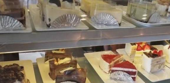 泰国开了一家哈士奇咖啡店，客人可以和狗狗们一起就餐玩耍！
