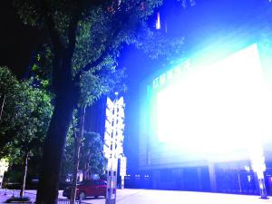 南昌红星美凯龙家具广场LED户外广告屏“光污染”扰民