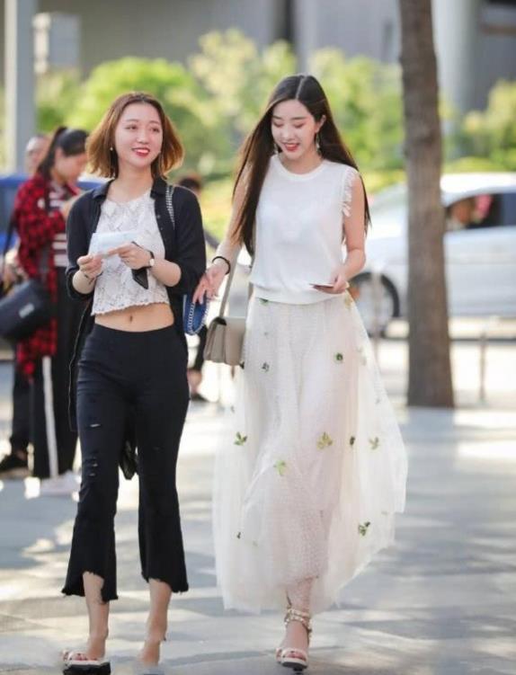 街拍：小姐姐一款白色的半袖短款连衣裙，服饰修身美丽，大方得体