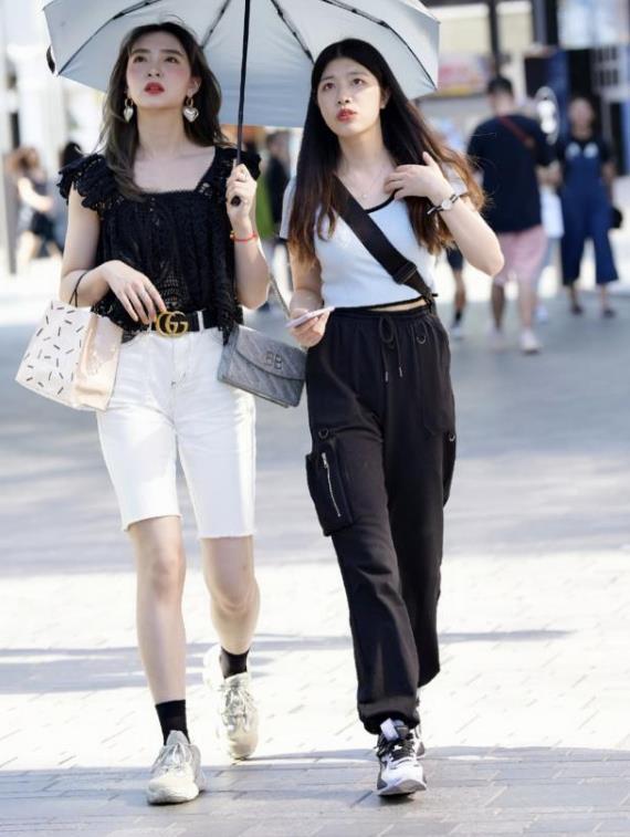 街拍：小姐姐一款白色的半袖短款连衣裙，服饰修身美丽，大方得体