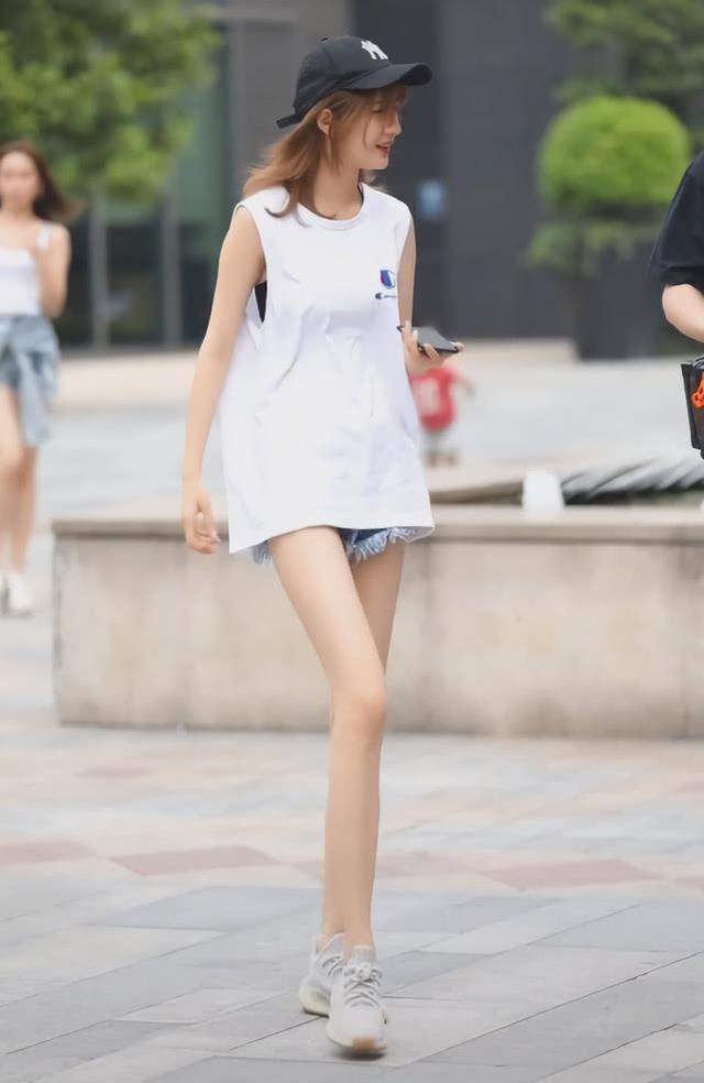 街拍：小姐姐一款白色的半袖短款连衣裙，服饰修身美丽，大方得体