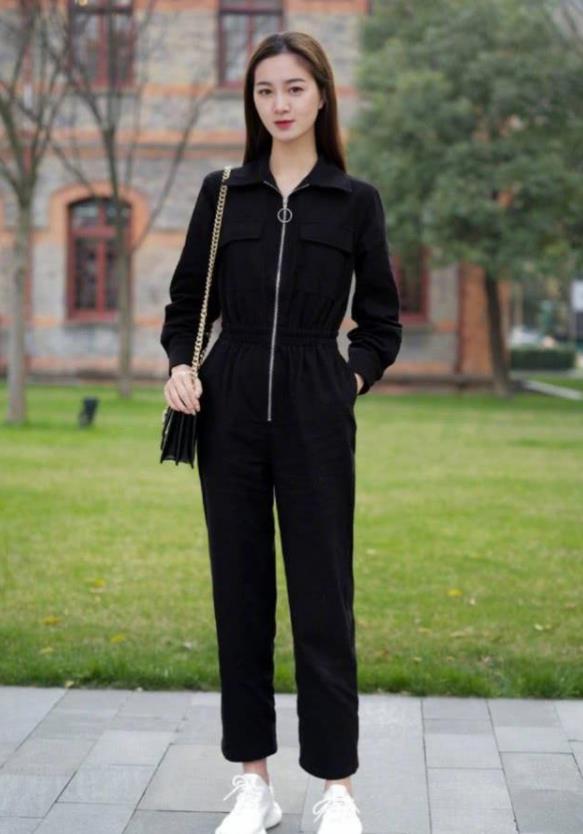 街拍：小姐姐一款白色的半袖短款连衣裙，服饰修身美丽，大方得体