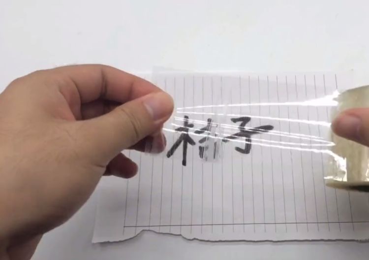 透明胶带往水里泡一泡，解决了家里多年的难题，早知早受益
