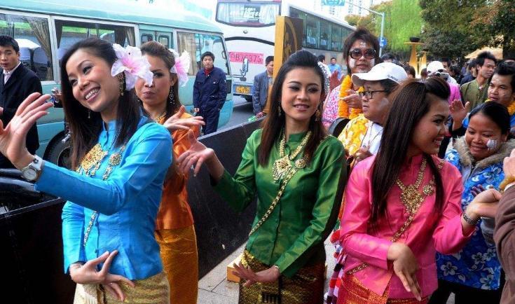 去泰国旅游，漂亮姑娘递过来的毛巾不能接只因过来人已经后悔了