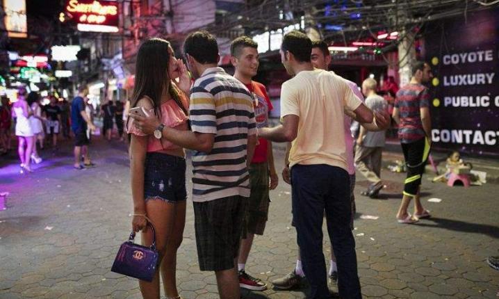 去泰国旅游，漂亮姑娘递过来的毛巾不能接只因过来人已经后悔了