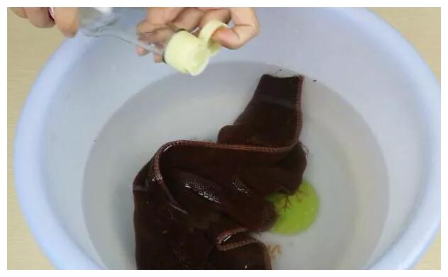 毛巾又脏又硬？只需学会一招，水里加点“料”，比新买来还干净！
