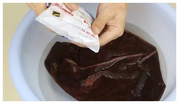 毛巾又脏又硬？只需学会一招，水里加点“料”，比新买来还干净！