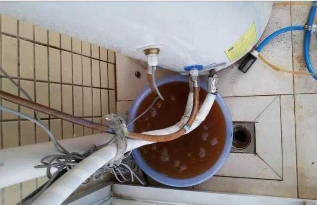 热水器3年不洗，倒出半盆水垢，电费翻倍涨！教你一招快速清洁
